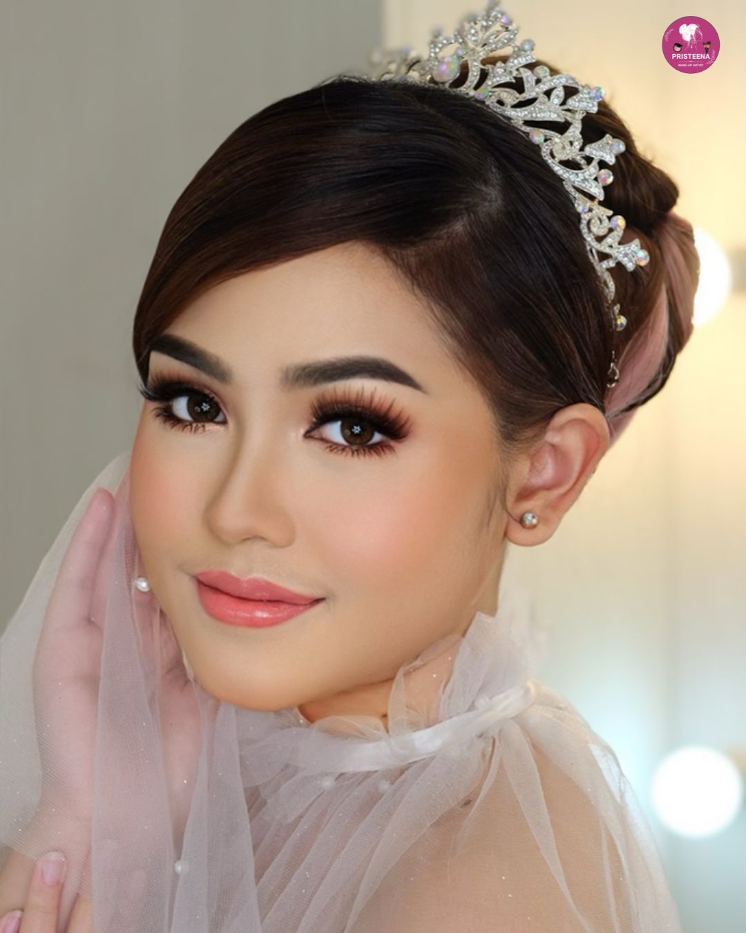 Affordable party makeup in Dubai with glamorous eye makeup and flawless skin finish