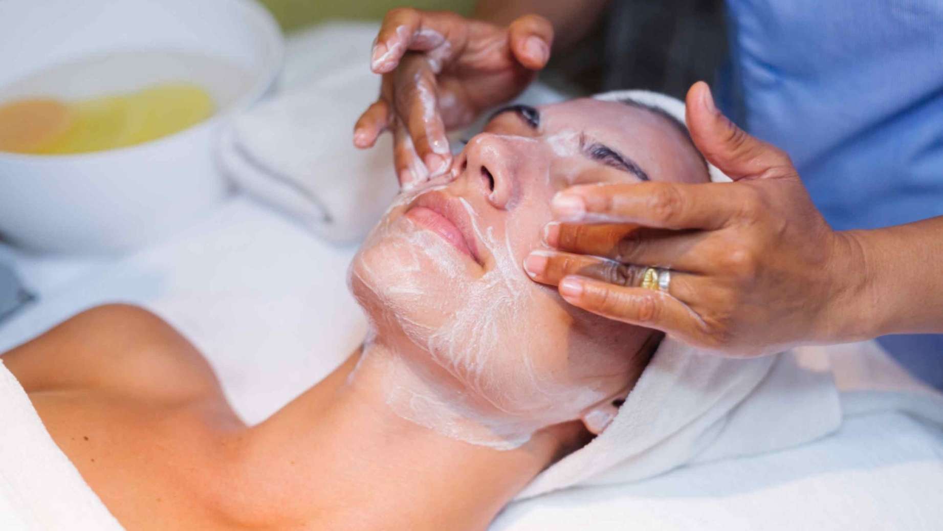 The Holistic Benefits of Deep Cleansing Facials